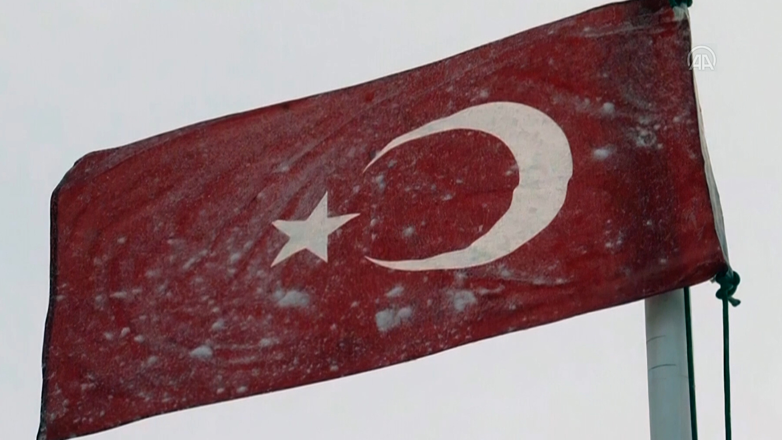 Ardahan da Türk Bayrağı soğuktan dondu!