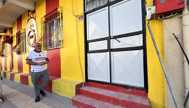 Apartmanı sarı-kırmızı renklere boyadı