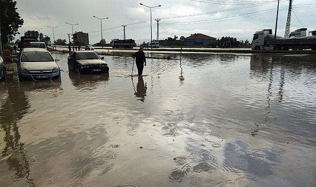 Sağanak yağış caddeleri göle çevirdi