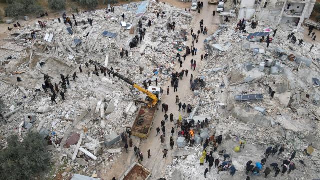 Suriye de depremde en az 1356 kişi öldü