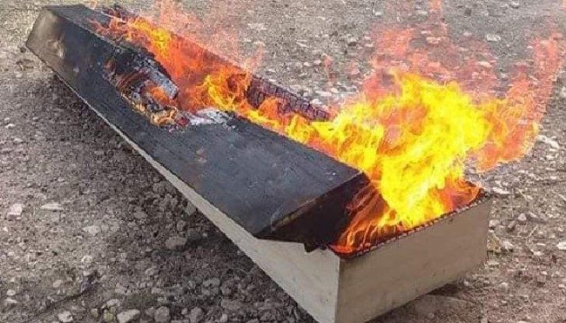 Koronadan ölen kişinin tabutunu yaktılar