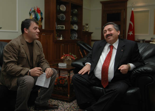 EMNİYET GENEL MÜDÜRÜ KÖKSAL İLK KEZ GÜNEŞ’E KONUŞTU:  ÇETELERE BALYOZ GİBİ İNİYORUZ…MOBESE YOK Kİ, SKANDALI OLSUN…  YOĞUN BAKIMDAKİ ANNEMİ ZİYARETE GİDEMEDİM…