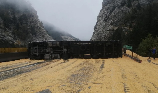 TIR devrildi, otoyol ulaşıma kapandı!