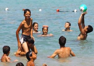 Sakin Şehrin Uzak Konukları