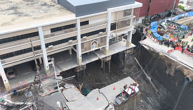 Tayland da yol çöktü: 50 metre çukur oluştu