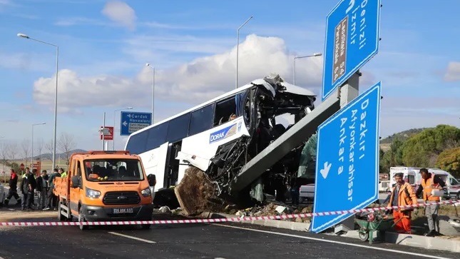 Taylandlı turist kafilesini taşıyan otobüs, otomobil ile çarpıştı: 2 ölü, 27 yaralı