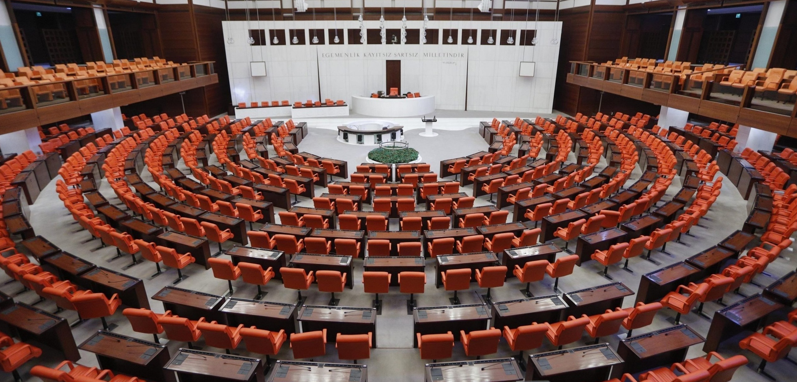 Parlamentonun yüzde 63,49 u yenilendi