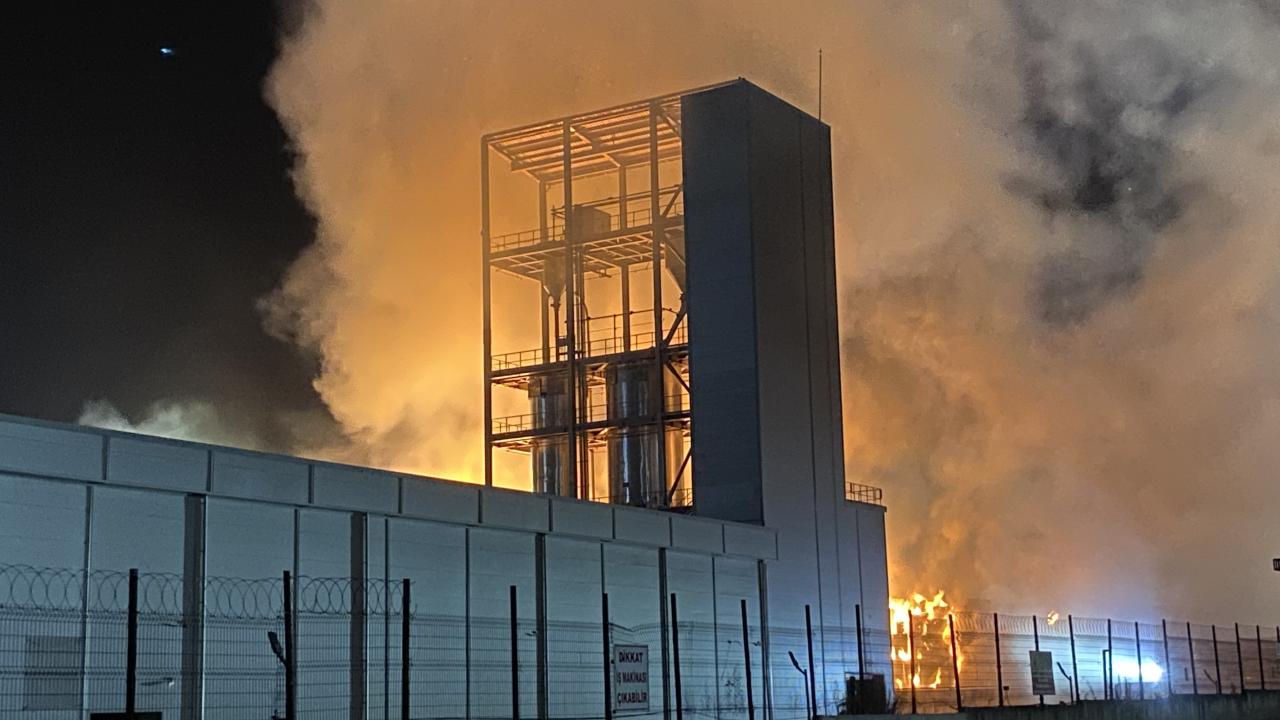 Tekirdağ da kağıt fabrikasında yangın: Kontrol altına alındı