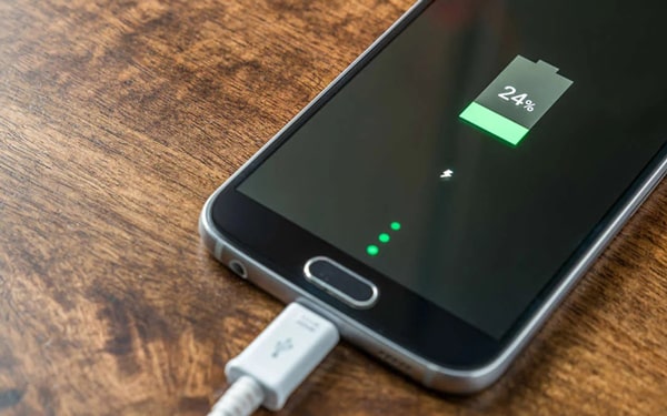Uzmanı, ücretli şarja takılan telefon konusunda uyardı