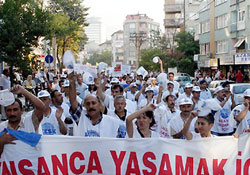 GREVDEKİ İŞÇİLERE FAZLA MESAİ