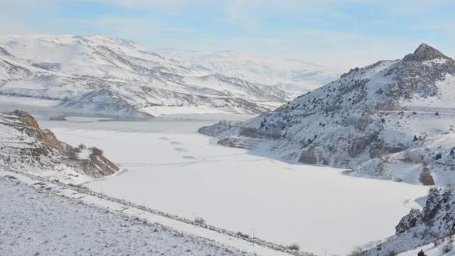 Erzincan da Tercan Baraj gölü dondu