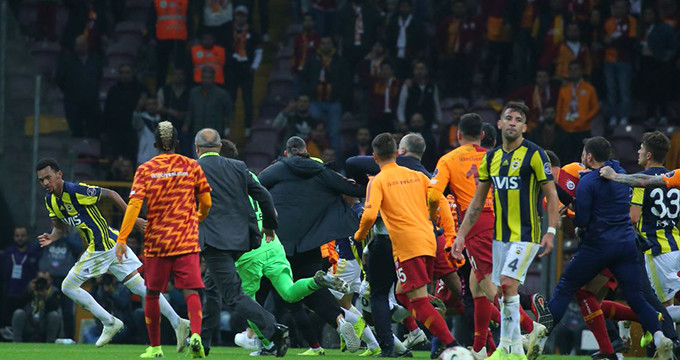 Fatih Terim hakeme tükürdü mü?