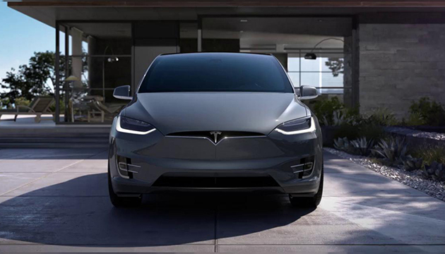 Bebeğini otomatik pilottaki Tesla da doğurdu!