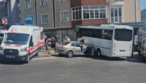 Otobüs ile otomobil çarpıştı: Çok sayıda yaralı var