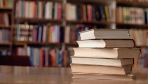 Düzenli kitap okumak  Alzheimer ile demans riskini azaltıyor