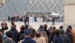 Louvre Müzesi ziyarete kapatıldı