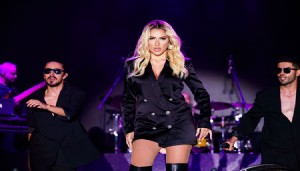 Hadise’ye hayranından sahnede büyük sürpriz!
