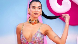 Dua Lipa kuzeninin düğününde döktürdü!