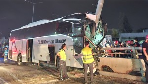 Yolcu otobüsü alt geçidin duvarına çarptı! Sürücü 2 saatte kurtarıldı
