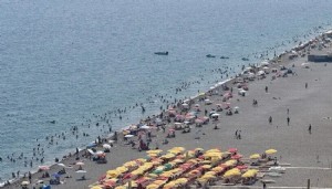 Antalya'da sahiller doldu, taştı!