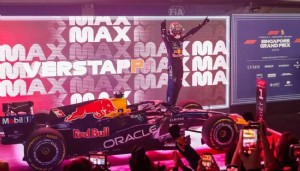 Singapur'da Verstappen kazandı