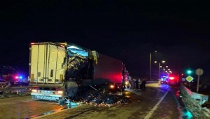 Tur otobüsü tıra çarptı: 10 yaralı!