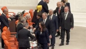 Meclis'te yeni yasama yılı! DEM'li vekiller Bahçeli ile selamlaştı