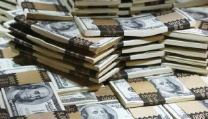 İran'da dolar zirve yaptı