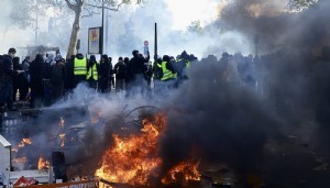 Fransa’da protestolar şiddetlendi: Tarihi bina yakıldı, belediye basıldı