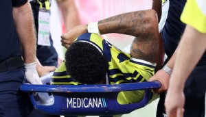 Fenerbahçe'de şok sakatlık: Oyunu sedyeyle terk etti