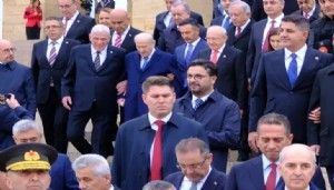 Anıtkabir'de kol kola kare kriz çıkardı: İYİ Partili vekilden