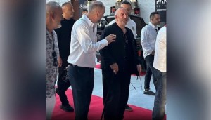 Cem Yılmaz'dan günler sonra ilk fotoğraf: Bastonu dikkat çekti
