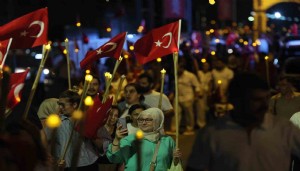 İzmit sokakları fener alayıyla aydınlandı