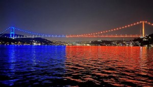 FSM Köprüsü omurilik felçlileri için ışıklandırıldı
