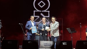 Oğuzhan Koç'a konserde ilginç hediye!