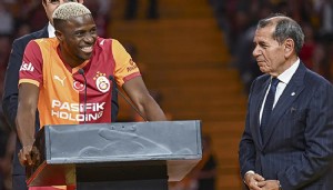 Osimhen için 130 milyon euroluk teklif! Dursun Özbek kararını anında verdi