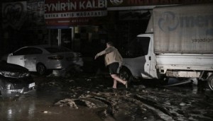 İstanbul'da 84 yılın en büyük yağışı: Okullar yarın da tatil!