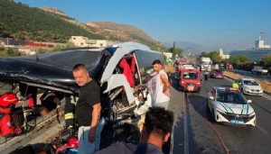 Yolcu otobüsü tıra çarptı