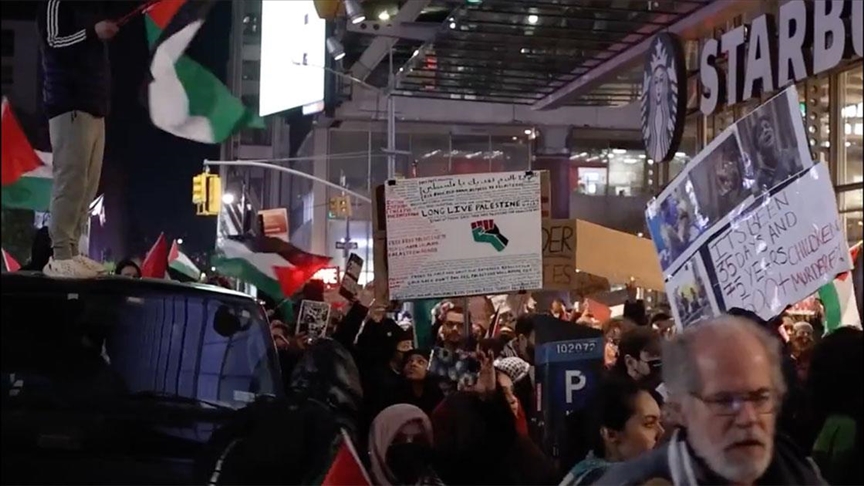 ABD de bir grup Starbucks ın önünde saldırıları protesto etti