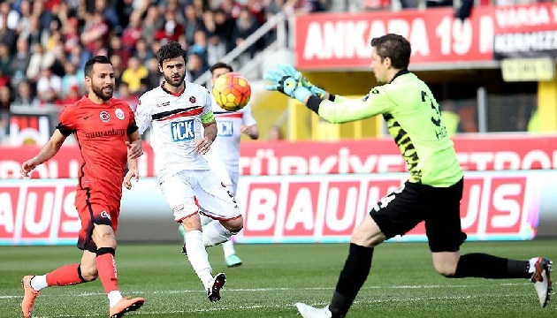 Cimbom deplasmanda bir puan çıkardı!