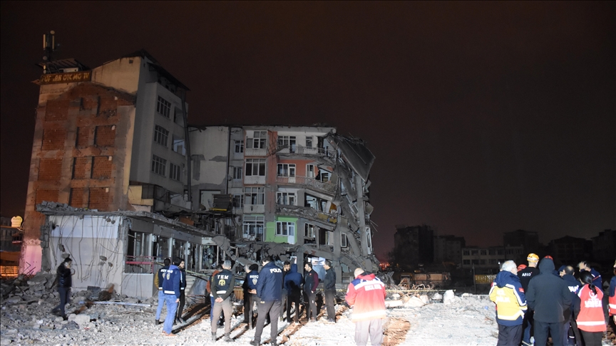 Malatya da ağır hasarlı bina çöktü