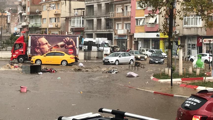 İzmir de sağanak ve dolu hayatı olumsuz etkiledi!