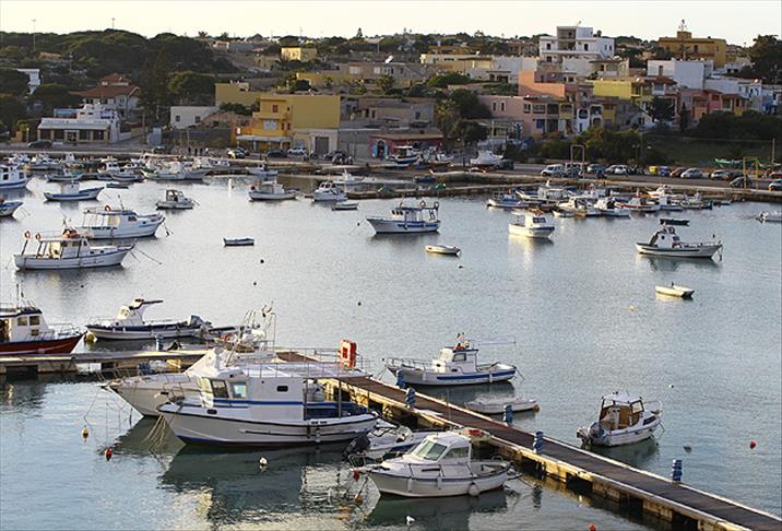 İtalya nın Lampedusa Adası na son 24 saatte 1232 düzensiz göçmen ulaştı