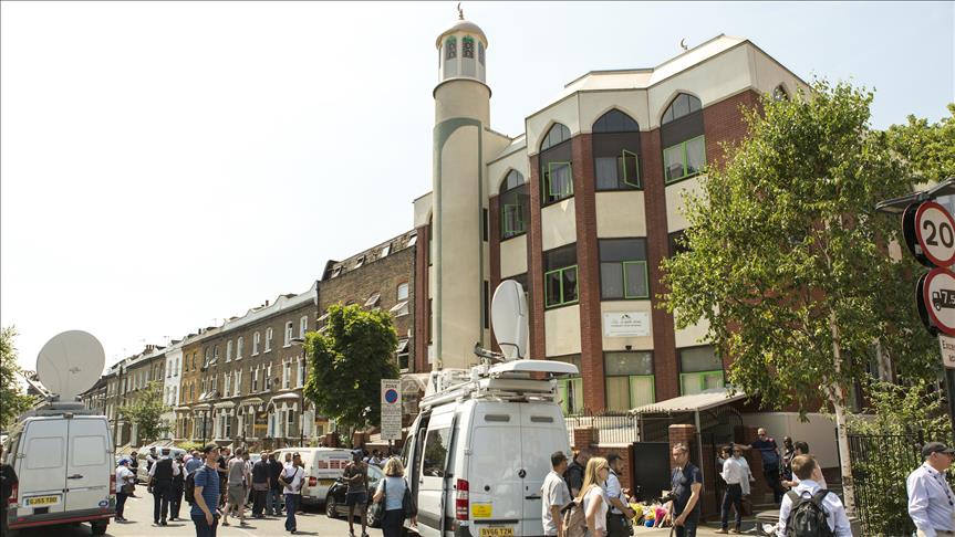 İngiltere de iki camiye saldırı