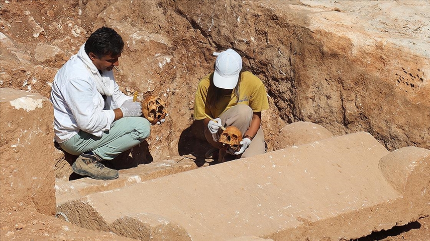 Perre Antik Kenti nde 1800 yıllık dört insan iskeleti bulundu