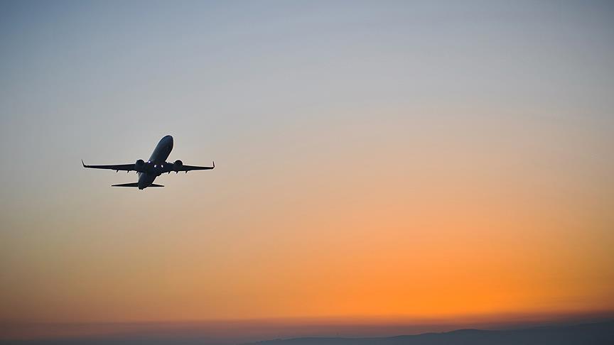 Seferi iptal edilen uçağın pilotu yolculara pizza ısmarladı