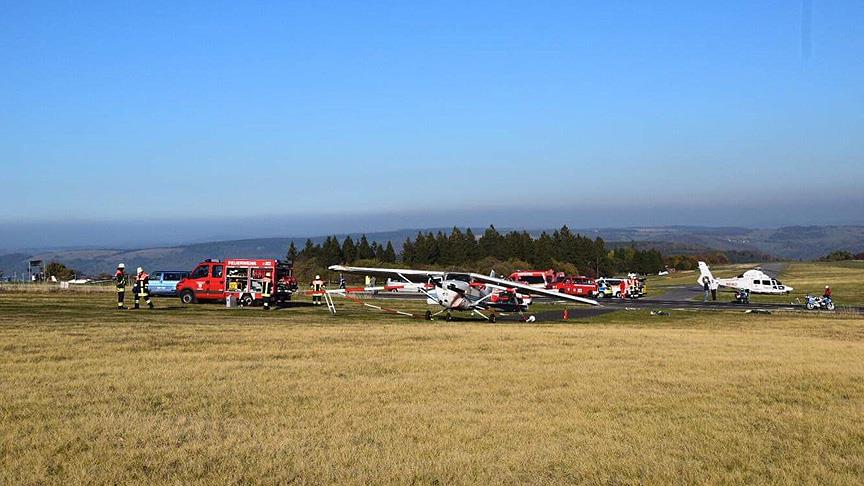 Almanya da pistten çıkan uçak yayaların arasına daldı: 3 ölü