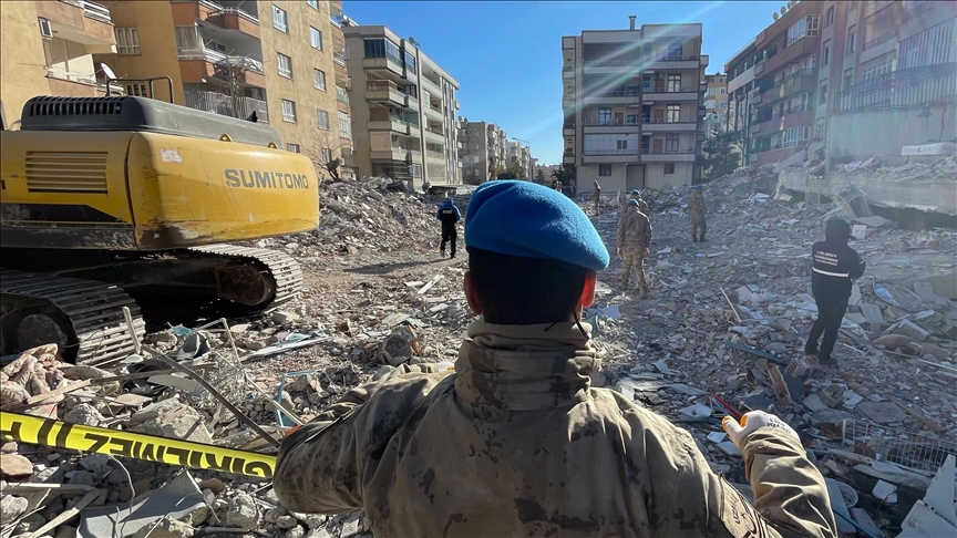 İstanbul daki hasarlı binalar yıkılıyor