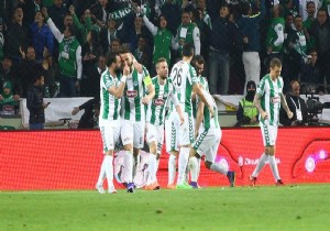  O  futbolculardan anlamlı davranış!