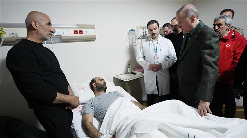 Erdoğan, Kilis Devlet Hastanesinde tedavi gören depremzedeleri ziyaret etti